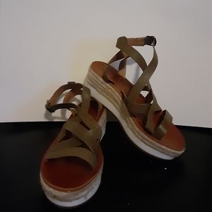 Lucky Brand size 6 olive strapped wedge sandals